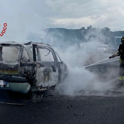 FOTO. Auto prende fuoco sull'A9: passeggeri e conducente abbandonano l'auto in tempo