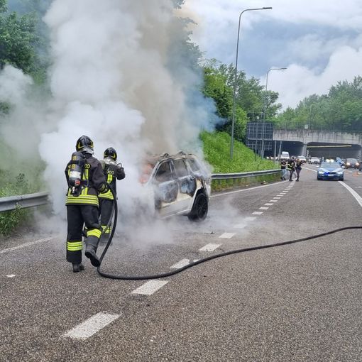 FOTO. Veicolo in fiamme sulla 336 di Malpensa, paura per un automobilista