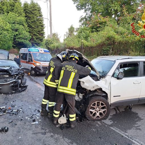 Frontale tra due auto a Travedona Monate: quattro persone soccorse, tra loro un bimbo di 2 anni