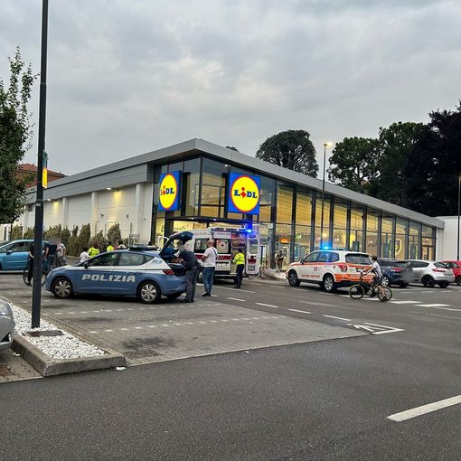 Rissa nel parcheggio della Lidl a Busto: un uomo finisce a terra privo di sensi