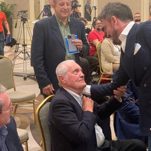 Il saluto commosso di Gianmarco Pozzecco a Toto Bulgheroni nel giorno in cui il Poz si è presentato da ct dell'Italia all'Hotel Principe di Savoia a Milano