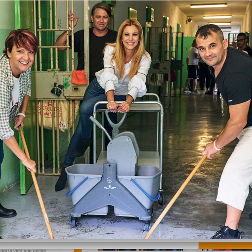 Un'immagine del calendario e la copertina
