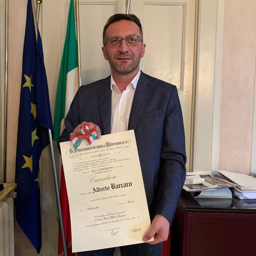Al consigliere Alberto Barcaro l'onorificenza di Cavaliere: «Non esiste onore più grande»