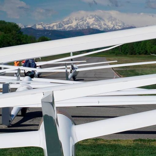 Spettacolare gara di alianti nei cieli di Varese. Domani c'è il Grand Prix
