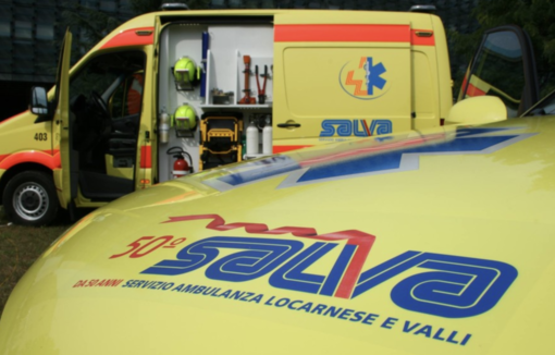 Cade per sei metri da una benna, operaio della provincia di Varese grave in Canton Ticino