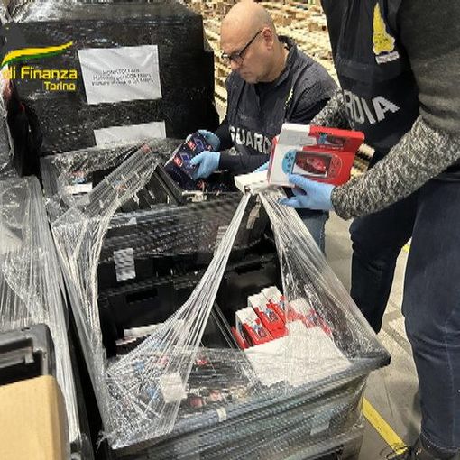 Videogiochi &quot;piratati&quot;, la Finanza sequestra 12mila console. Indagini anche nel Varesotto