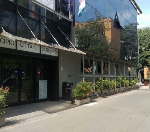 Saronno, passante aggredito a calci, pugni e bottigliate davanti al municipio