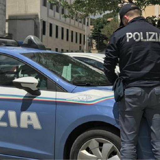Botte alla moglie davanti ai figli, marito violento in manette: «Se non mi dai i soldi ti uccido»