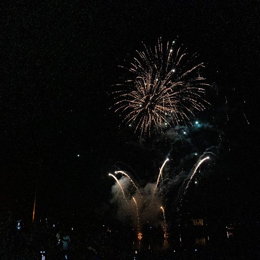 FOTO E VIDEO. Il cielo sopra Sesto Calende è pura magia. In migliaia per i fuochi d'artificio sul Ticino