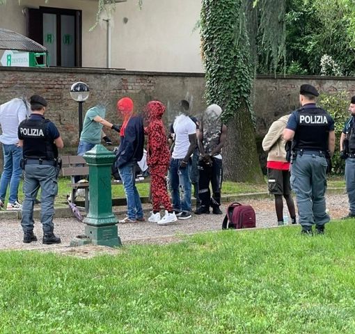 FOTO. Gallarate, controlli in zona stazione: denunciato un altro giovane per la maxi rissa