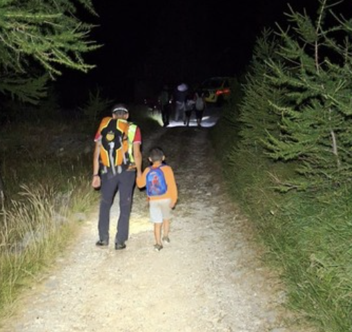 Donna si perde nel bosco con i tre bambini piccoli: salvata nella notte