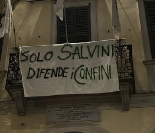 Striscione sulla sede della Lega: «Solo Salvini difende i confini»