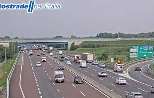 I soccorsi sul luogo dell'incidente (foto dalle webcam di Autostrade per l'Italia)