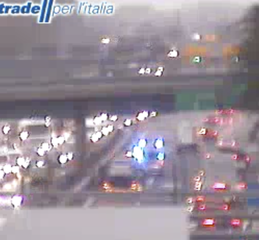 I soccorsi sul luogo dell'incidente (dalla webcam di Autostrade per l'Italia)