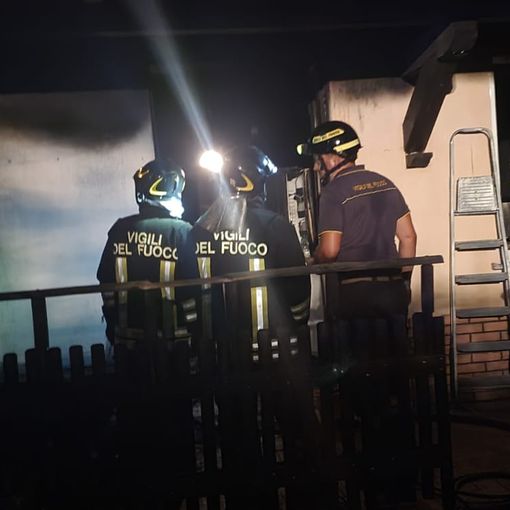 Oggiona Santo Stefano, appartamento in fiamme. Paura per due persone