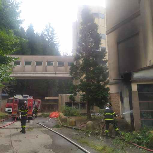 Le immagini dei vigili del fuoco dopo l'incendio all'ospedale di Cuasso, attualmente in disuso