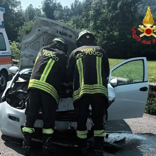 FOTO. Scontro sulla 394 a Rancio Valcuvia: due ragazzi feriti, grave un 72enne