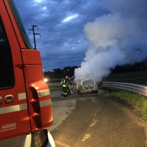 FOTO. Auto in fiamme sulla Provinciale tra Tradate e Cairate: il conducente si mette in salvo in tempo