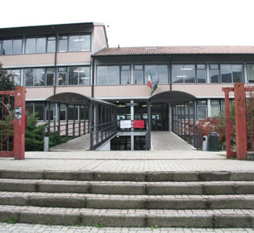 Scatta l'allarme incendio nei laboratori della scuola: studenti evacuati allo Stein di Gavirate