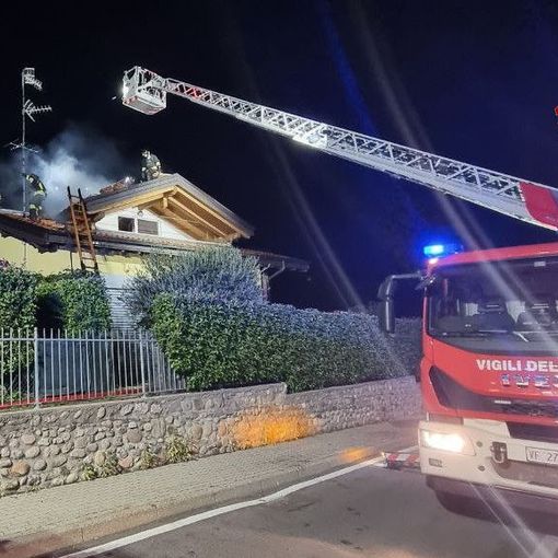 FOTO. Fiamme prima dell'alba a Brunello: a fuoco una villetta, famiglia sfollata