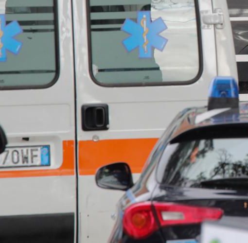Tragedia a Rimini, donna si getta dal quinto piano con il figlio in braccio: morti sul colpo