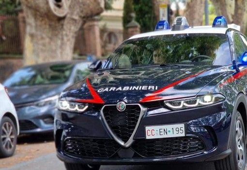 Colpito in strada con una forchetta all'addome e alle braccia: uomo ferito a Ferno
