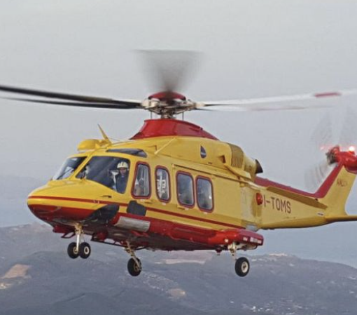 Scontro tra un'auto e una moto, paura per un diciottenne: in volo l'elisoccorso