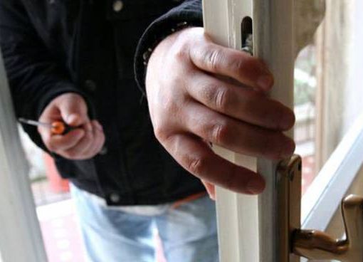Sorprende i ladri in casa e viene minacciato di morte con un coltello