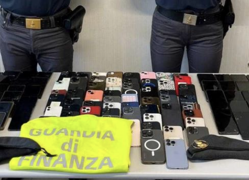 Fermato in dogana con 121 smartphone rubati alla Street Parade di Zurigo