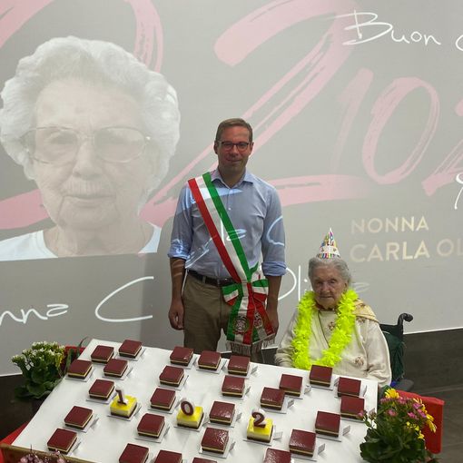 Induno Olona, nonna Olimpia compie 102 anni: usa ancora Twitter e i social