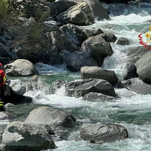 I vigili del fuoco impegnati nelle ricerche in Valtellina. Sotto: i soccorsi nella Bergamasca