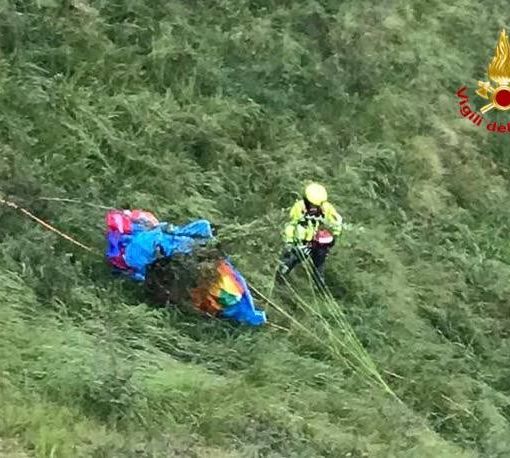 Tragedia nel Lecchese, parapendista di 46 anni si schianta e muore