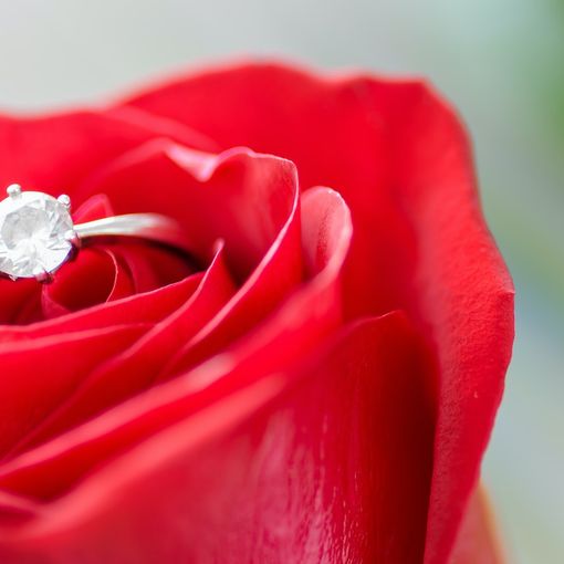 Le regole d'oro per scegliere l'anello di fidanzamento perfetto