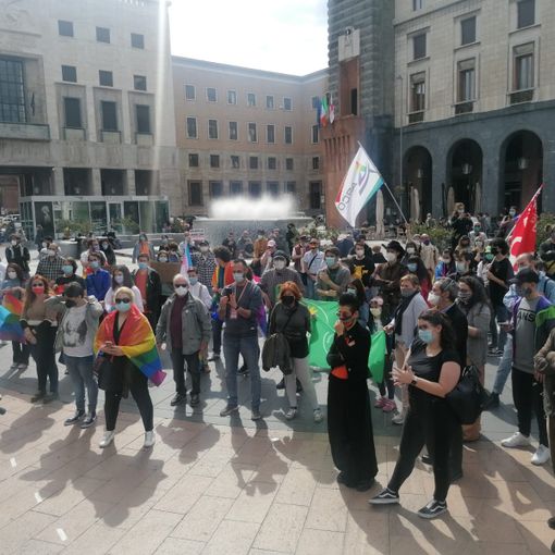 VIDEO. Varese, centinaia in piazza Monte Grappa per il decreto di legge Zan. «Lottiamo da 15 anni. Basta discutere...»
