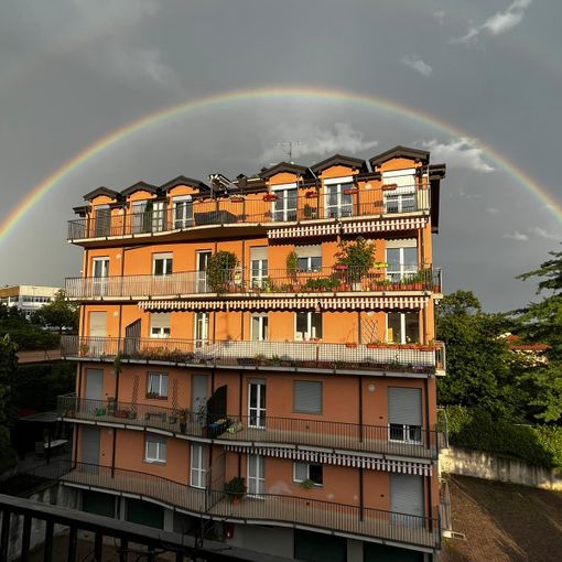 L'arcobaleno spuntato stasera in zona via Crispi a Varese