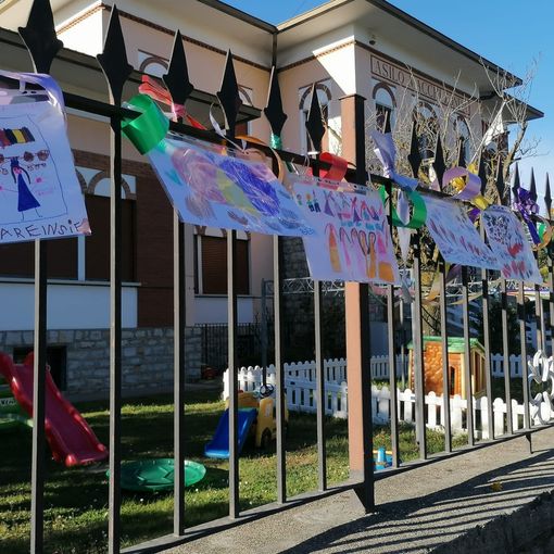 #giùlemanidalla scuola, i disegni dei bambini all'asilo di Bobbiate