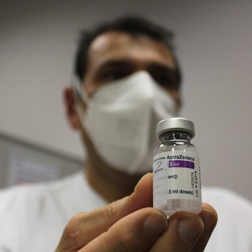 Il verdetto Ema: «AstraZeneca vaccino sicuro ed efficace». Draghi: «Da domani torneremo a utilizzarlo»