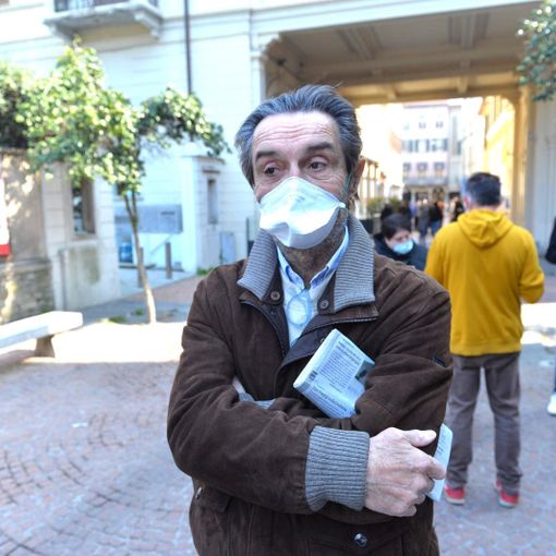 Attilio Fontana a spasso in centro a Varese: «I dati non sono confortanti, dobbiamo tenere duro»
