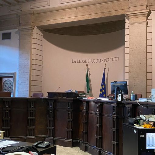 Accusato di violenza sessuale sulla nipote. L'ex moglie dell'uomo in tribunale: «Una coltellata nella schiena»