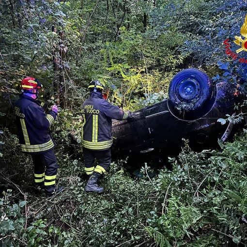 Tradate, auto ribaltata fuori strada notata da un passante