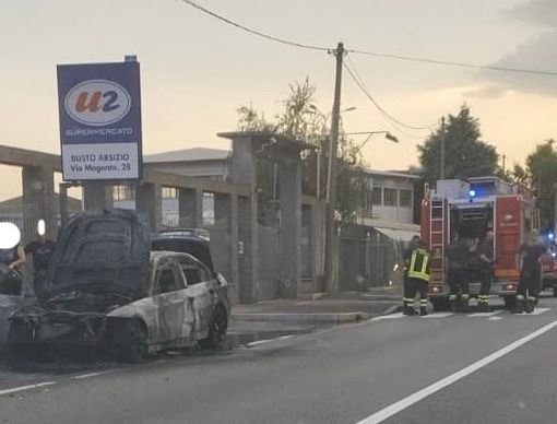 Auto distrutta dalle fiamme a Busto