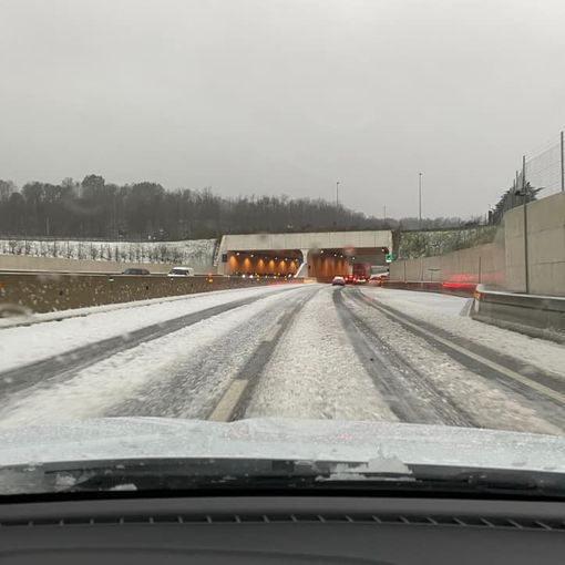 La foto postata sulla pagina Facebook di Gianluca Bertoni: l'effetto di una nevicata sulle strade dopo i temporali con grandine della serata è visibile anche sulla Pedemontana La foto postata sulla pagina Facebook di Gianluca Bertoni: l'effetto di una nevicata sulle strade dopo i temporali con grandine della serata è visibile anche sulla Pedemontana
