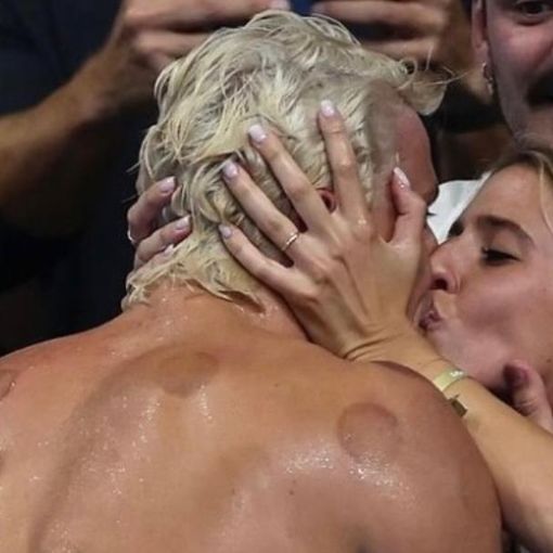 Il bacio con il suo Martinenghi postato da Adelaide su Instagram dopo l'oro olimpico di Parigi