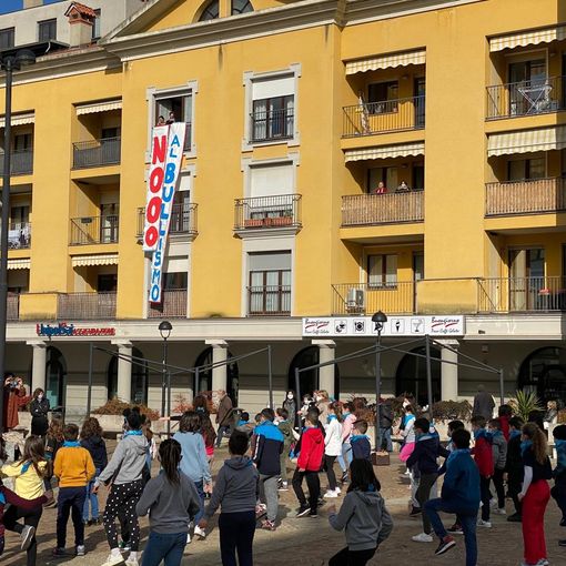 Malnate, bambini in piazza con un flashmob contro il bullismo