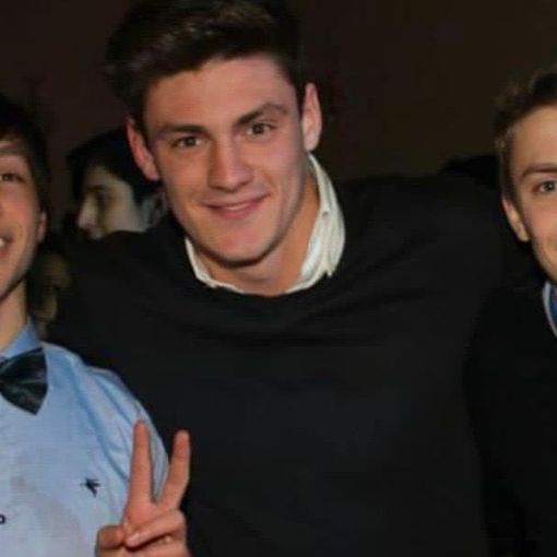 Una foto, un po' datata, di una grande amicizia: Nicolò Martinenghi (a destra) insieme al fratello Jacopo (al centro) e a Pietro Borghi