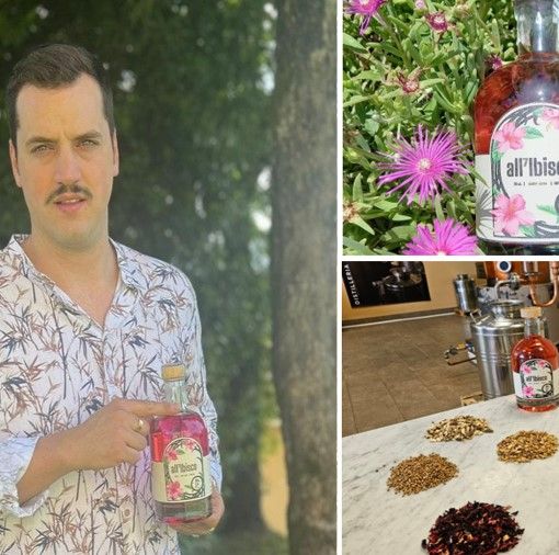 Alessandro Parachini con la bottiglia di All7ibisco, il gin creato assieme a sua moglie Francesca Donadio