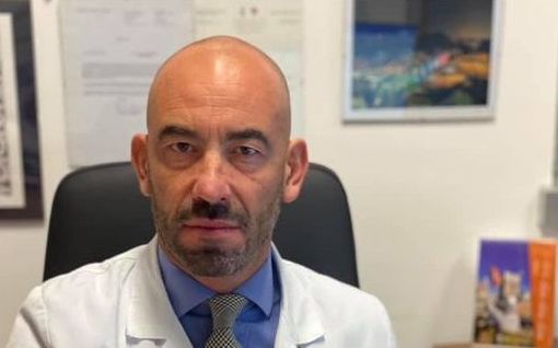 Matteo Bassetti: «Grazie ai vaccini il virus si è umanizzato. Scuole da riaprire e quarantene da rivedere per non avere gente chiusa in casa per un raffreddore»