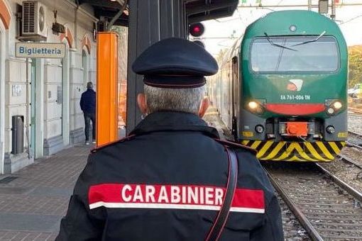 Controlli dei carabinieri nelle stazioni ferroviarie: scattano due &quot;daspo&quot; urbano