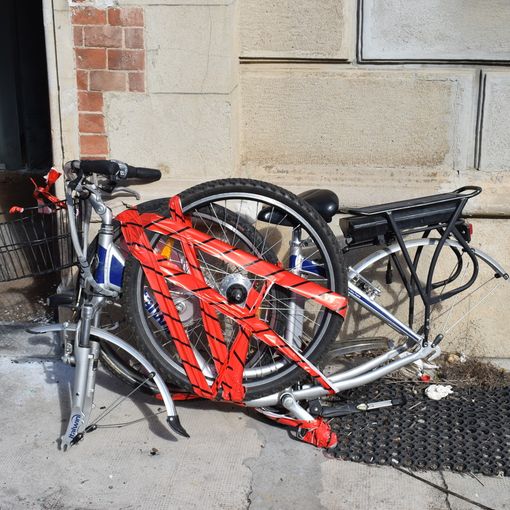 Blitz anti bivacco nella ditta abbandonata: cinque abusivi denunciati, trovate sei bici rubate