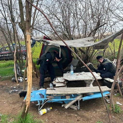 Ancora controlli nei boschi della droga, i carabinieri scoprono un bivacco a Caronno Pertusella: egiziano in manette
